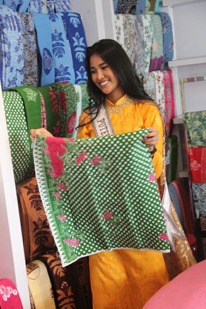Putri Indonesia Pariwisata Kagumi Batik dan Songket Medan